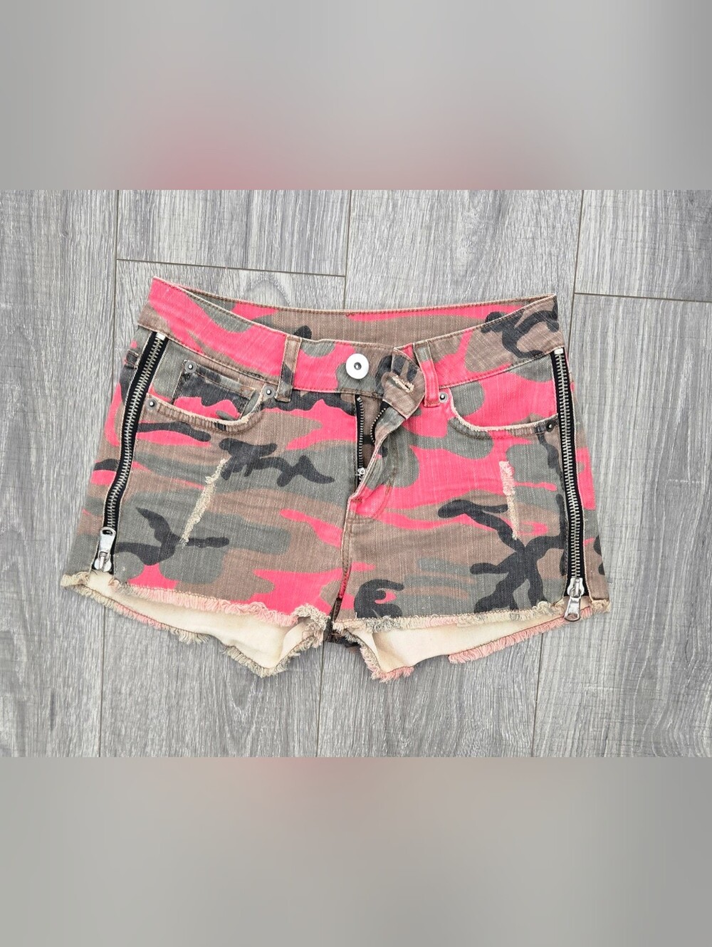 California MoonRise Nomad Art House Camo Distressed Denim Shorts Side Zip S